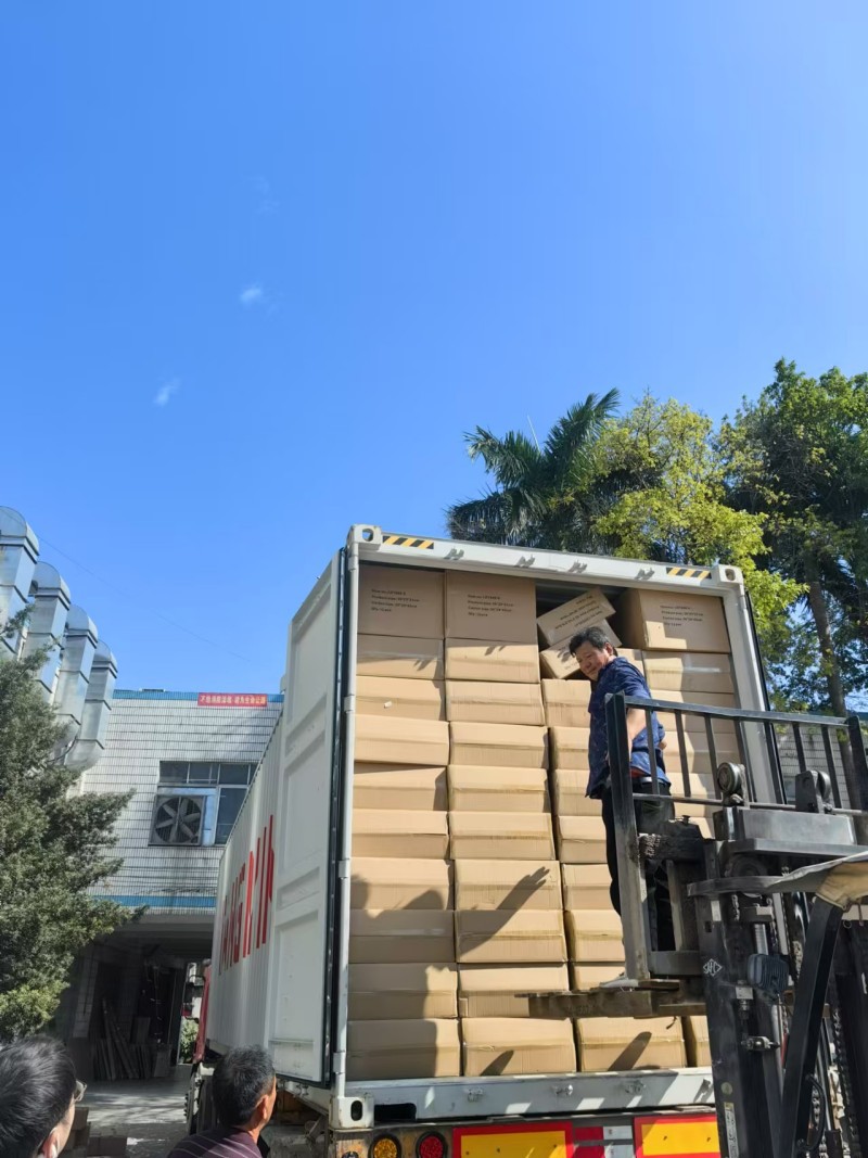 Zin Donanım Yurt Dışına Gönderim İçin Bağlantı Elemanları Yüklüyor